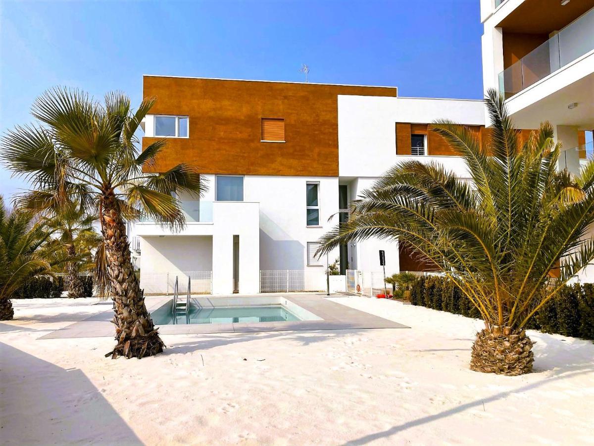 Sun Beach Residence Con Piscina - Piazza Brescia - Adria Holiday Jesolo - Family Apartments Экстерьер фото